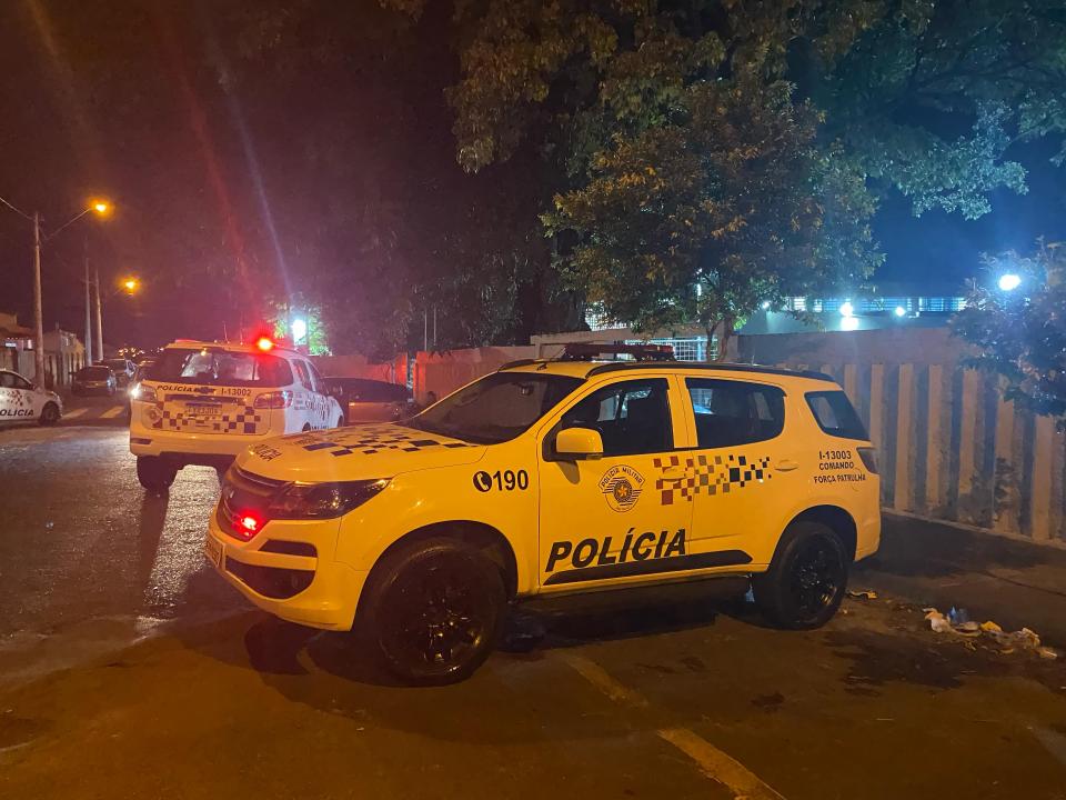 Foto 2 de 3 — Homem morre em confronto com a polícia dentro de escola de Américo Brasiliense